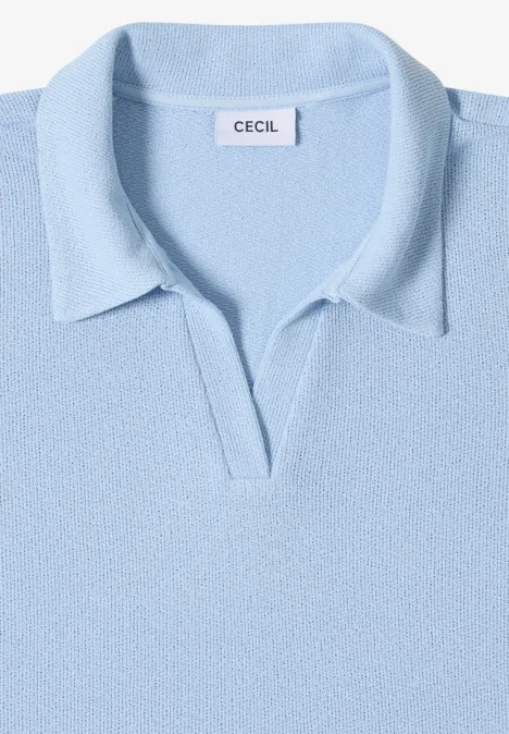 Effen polo met korte mouwen fresh water blue Lichtblauw polohemd op witte achtergrond, opgevouwen.