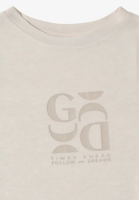 Beige T-shirt met ton-sur-ton grafisch logo en subtiele slogan.