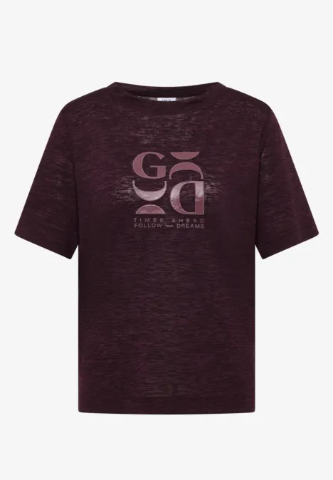 Dunkelrotes T-Shirt mit meliertem Stoff und großem zweifarbigen Logo-Print vorn.