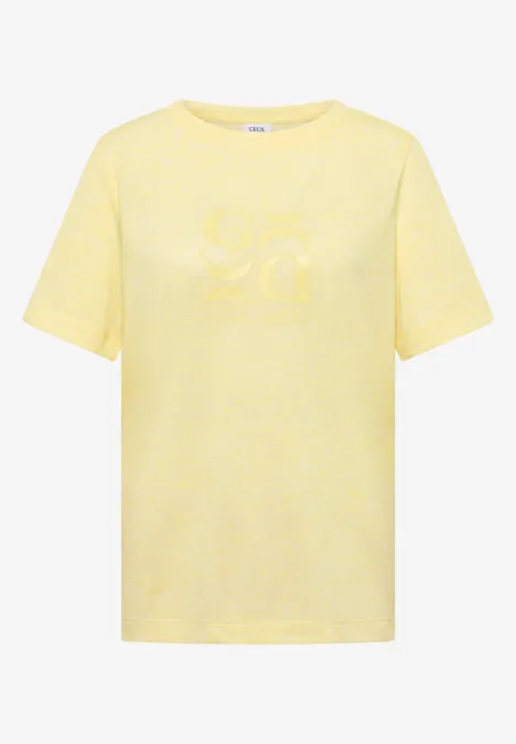 Geel T-shirt met korte mouwen en subtiel logo op de voorkant