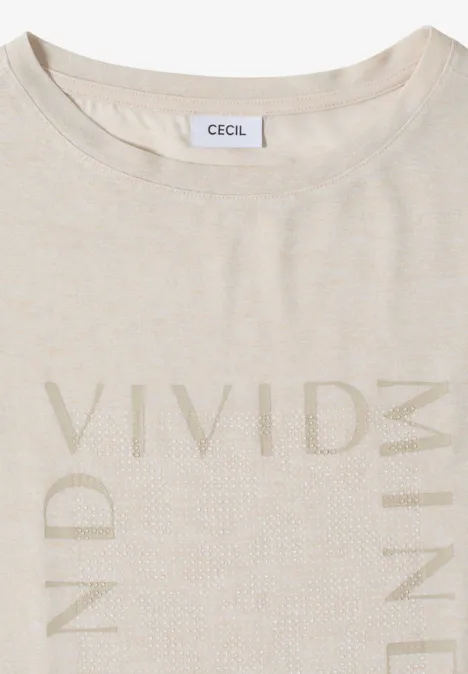Helles beiges T-Shirt mit rundem Ausschnitt und dezentem „VIVID MIND“-Schriftzug in heller, tonaler Optik.