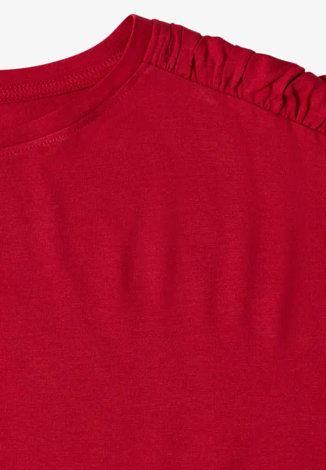 Rotes Oberteil mit feinen Rüschen am Schulterbereich.