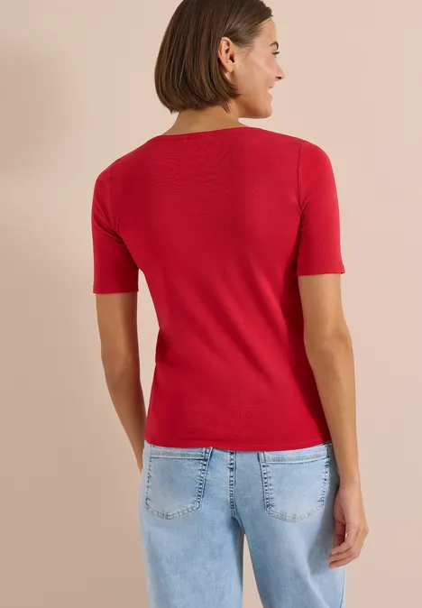 Basic T-Shirt aus Baumwolle tamarillo red Rückansicht einer Person mit rotem T-Shirt und hellblauer Jeans.