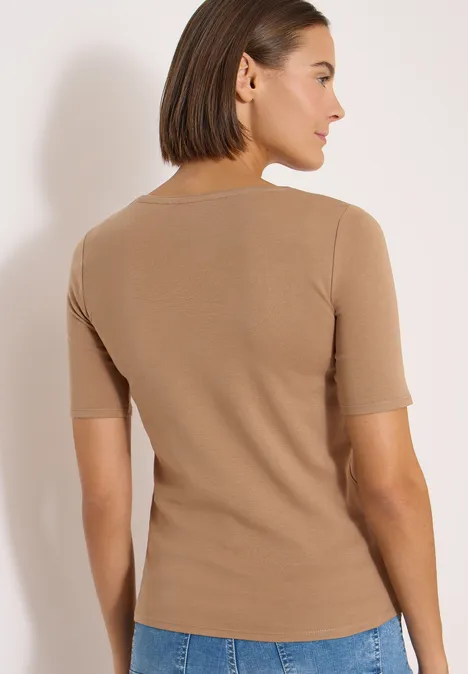 T-shirt basique en coton creamy mocha Femme de dos portant un t-shirt beige sur fond clair