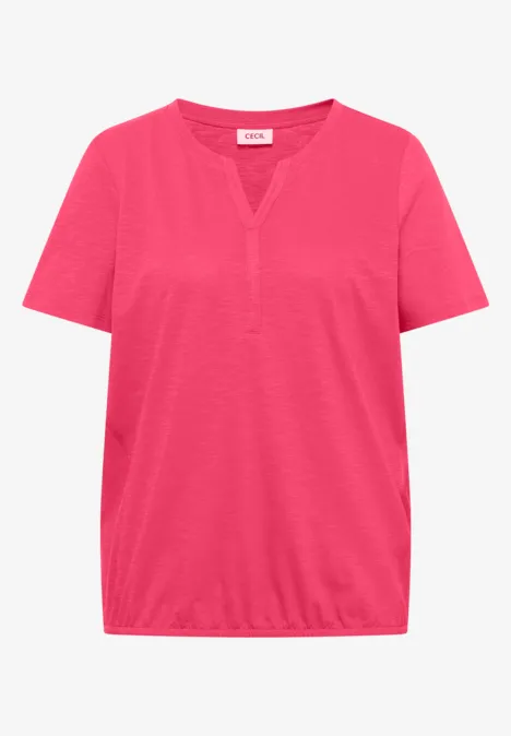 Een simpel roze T-shirt met V-hals en korte mouwen.