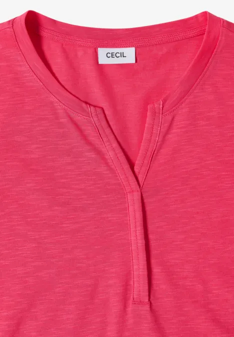 Felroze shirt met korte mouwen en een kleine uitsnijding bij de hals