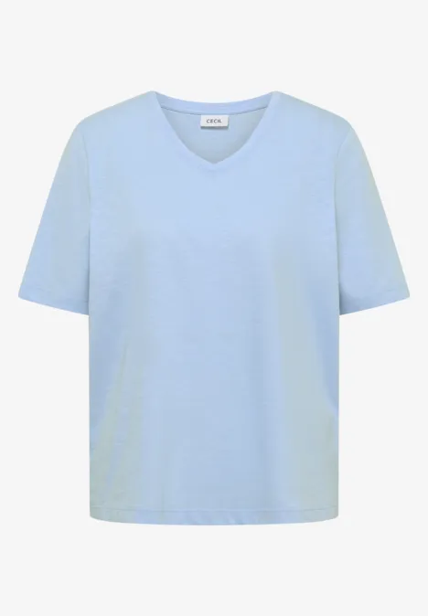 Basic Shirt met V-hals light sky blue Lichtblauw V-hals T-shirt met korte mouwen op witte achtergrond.