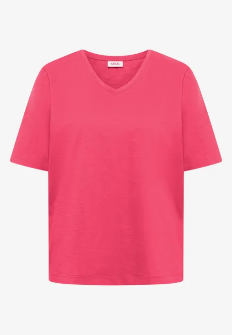 Basic Shirt met V-hals geranium red Een effen roze T-shirt met korte mouwen en V-hals op witte achtergrond.