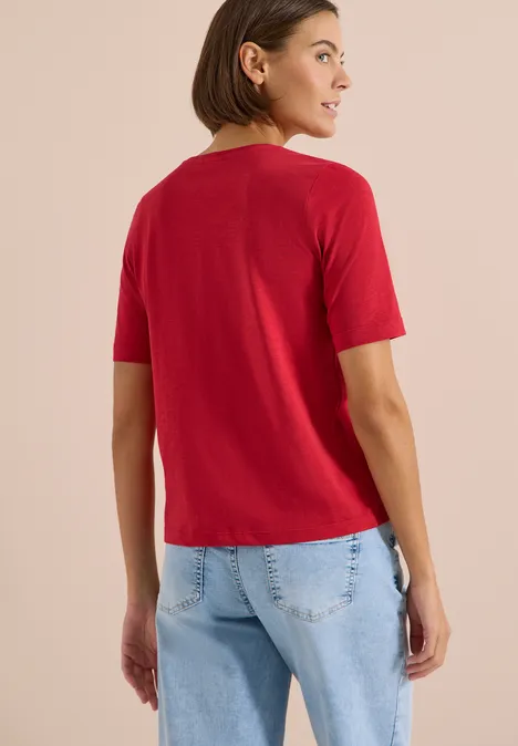 Basic T-Shirt mit Kurzarm und V-Neck tamarillo red Person von hinten mit rotem T-Shirt und hellblauen Jeans vor neutralem Hintergrund.
