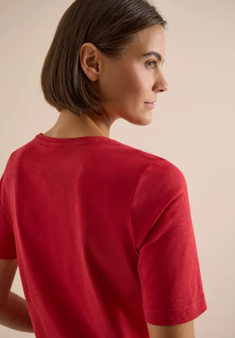 Basic T-Shirt mit Kurzarm und V-Neck tamarillo red Eine Person von hinten in einem roten T-Shirt vor neutralem Hintergrund.