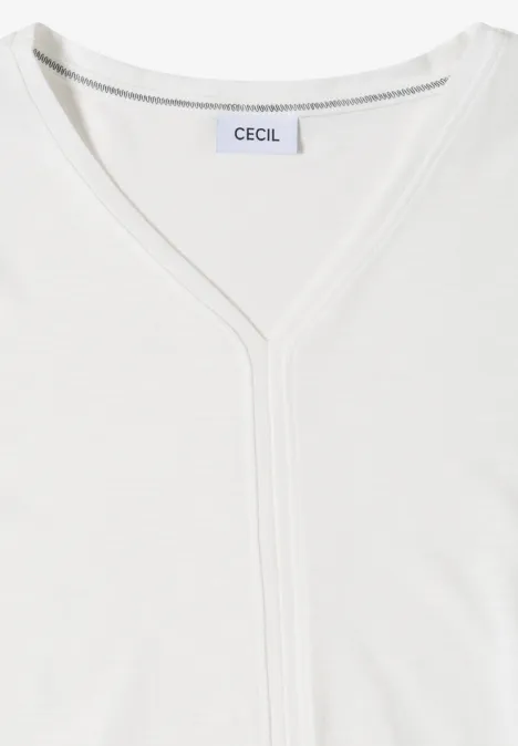 Un t-shirt blanc simple à col en V, posé à plat sur fond clair.