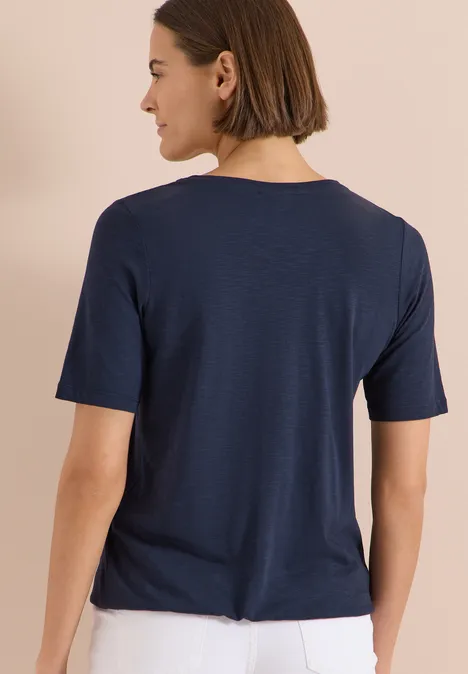Kurzarm T-Shirt im Tunika-Look universal blue Rückansicht einer Person mit schulterlangem braunem Haar und dunkelblauem T-Shirt vor hellem Hintergrund.