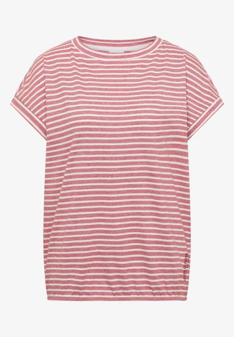 Ein rosa-weiß gestreiftes T-Shirt mit kurzen Ärmeln vor weißem Hintergrund.
