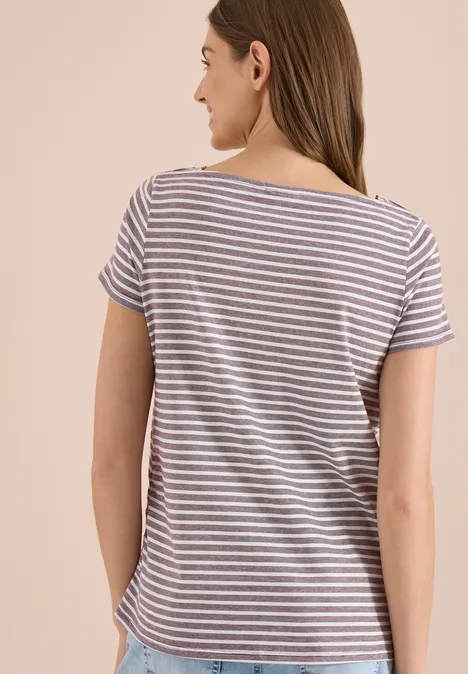 Rückansicht einer Person in gestreiftem T-Shirt.