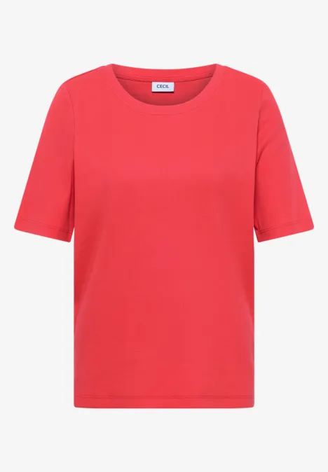 Rotes, schlichtes T-Shirt mit kurzen Ärmeln vor neutralem Hintergrund.