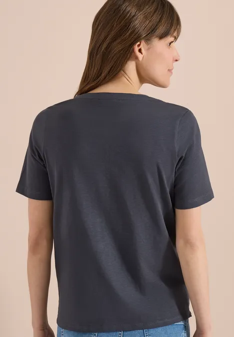 Frau von hinten in dunkelgrauem T-Shirt mit kurzen Ärmeln, schlichtes Design.