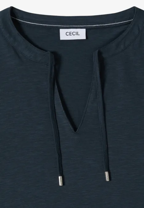 Schlichtes dunkelblaues T-Shirt mit V-Ausschnitt und verstellbarem Kordelzug, Logoetikett an der Innenseite.