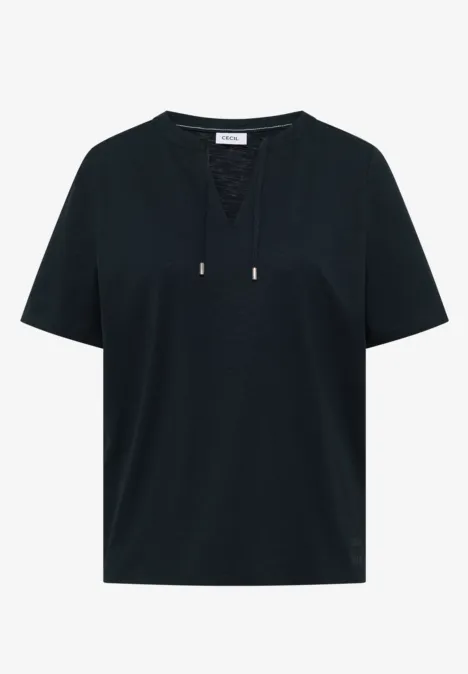Schwarzes T-Shirt mit kurzen Ärmeln und Schnürung am V-Ausschnitt.