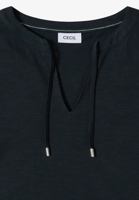 Schwarzes, kurzes Damen-T-Shirt mit V-Ausschnitt und Kordelzug, Label 'CECIL' am Kragen.