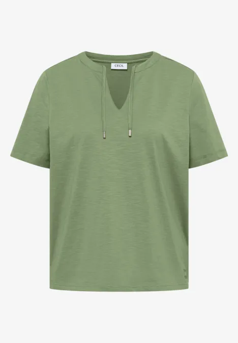 Grünes kurzärmeliges T-Shirt mit V-Ausschnitt und Kordelzug.