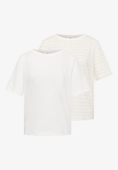 Twee losse t-shirts: één effen wit en één wit met subtiele pastelstrepen.