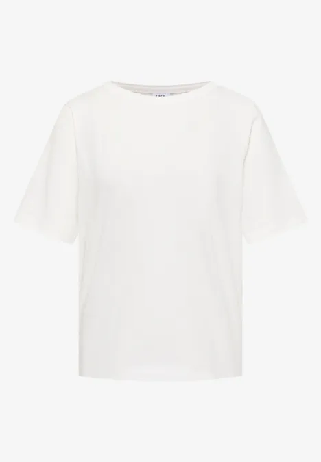 Een eenvoudig wit T-shirt met ronde hals en korte mouwen.