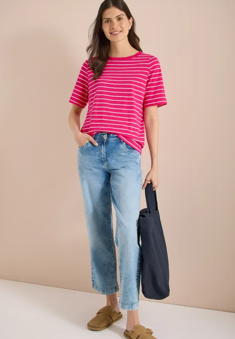 Shirt met strepen in een 2-pack vanilla white/beetroot pink Persoon draagt rood-wit gestreept T-shirt, wijde blauwe spijkerbroek, olijfgroene loafers en een donkerblauwe tas.