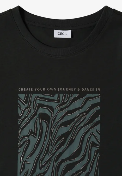 Schwarzes Shirt mit grün-grauem Zebra-Muster, Schriftzug 'CREATE YOUR OWN JOURNEY & DANCE IN' und CECIL-Label am Kragen