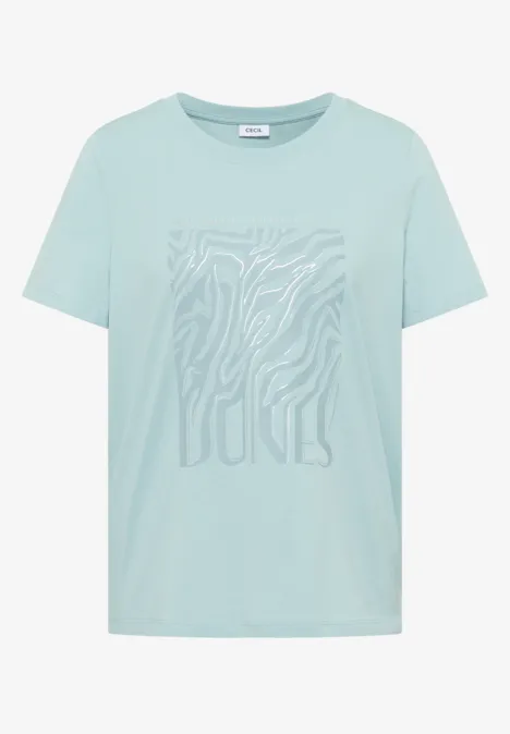 Ein mintgrünes T-Shirt mit abstraktem Zebra-Muster auf der Vorderseite.