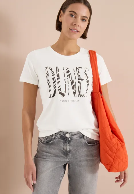 T-Shirt mit Rundhals und Frontprint vanilla white Frau trägt weißes T-Shirt mit Animal-Print-Schriftzug, graue Jeans und orangene Tasche.