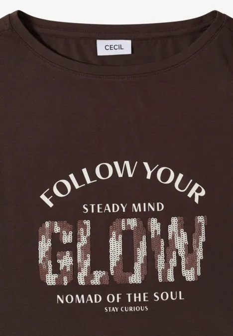 Braunes T-Shirt mit Aufdruck 'FOLLOW YOUR STEADY MIND GLOW NOMAD OF THE SOUL'.