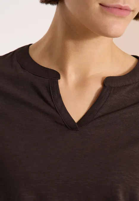 T-Shirt mit Split Neck in Unifarbe brown cacao Nahaufnahme des Halses und des V-Ausschnitts eines dunkelbraunen Shirts.