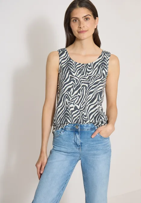 Top met ronde hals en plooidetails palm breeze green Persoon draagt een mouwloos top met zebraprint en lichtblauwe jeans.