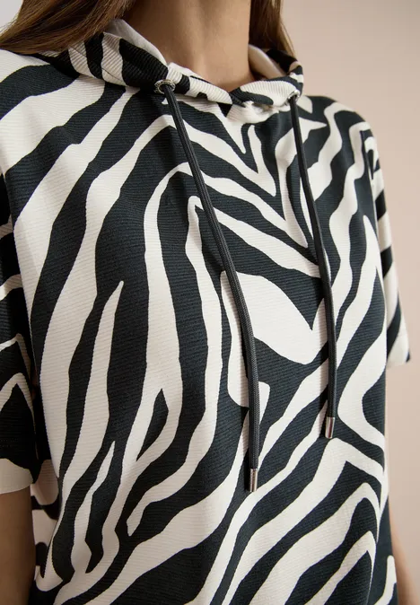 Zwart-wit zebrapatroon op een capuchontrui met trekkoord.