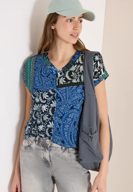 T-Shirt mit V-Neck und Patchwork-Print universal blue