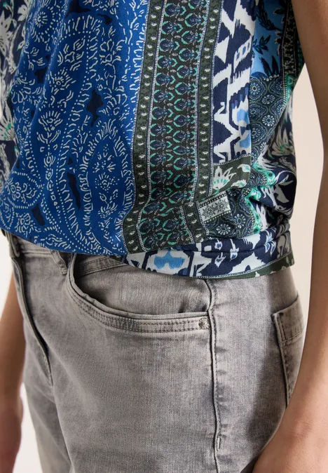 T-Shirt mit V-Neck und Patchwork-Print universal blue