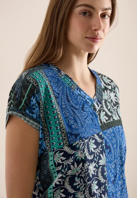 T-Shirt mit V-Neck und Patchwork-Print universal blue