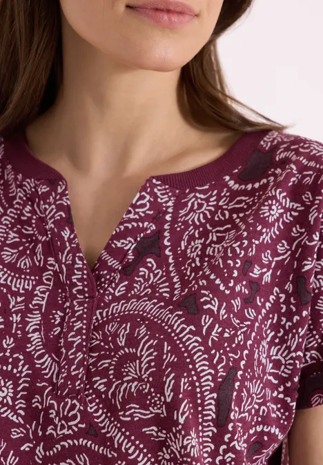 T-Shirt mit Split Neck und Paisleymuster sweet grape red