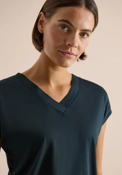 Shirt met korte mouwen en V-hals in effen kleur deep petrol blue Persoon draagt donkerblauw V-hals T-shirt met korte mouwen.