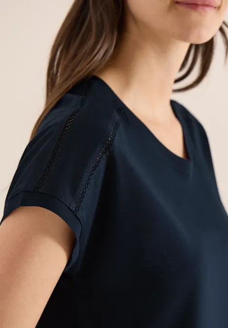 T-shirt avec col en V et détail en dentelle universal blue
