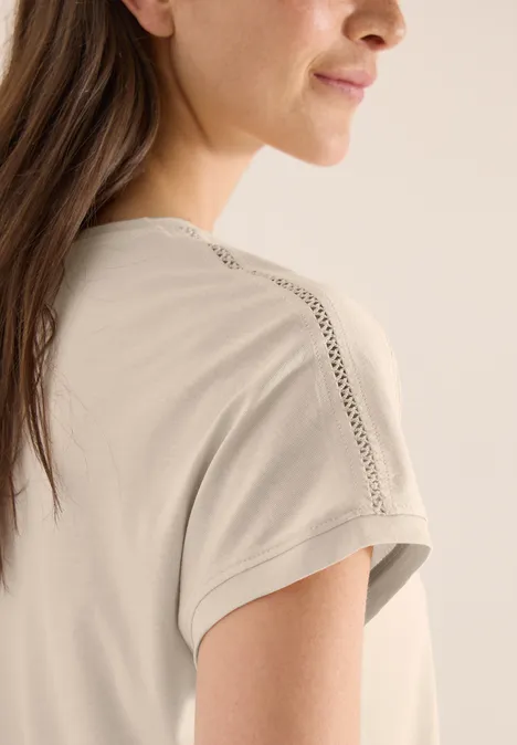 T-shirt avec col en V et détail en dentelle pearl beige