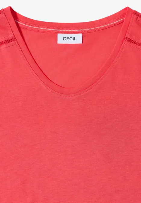 T-Shirt mit V-Neck und Spitzendetail coral Rotes Damen-T-Shirt mit Rundhalsausschnitt und Spitzenbesatz an den Schultern.