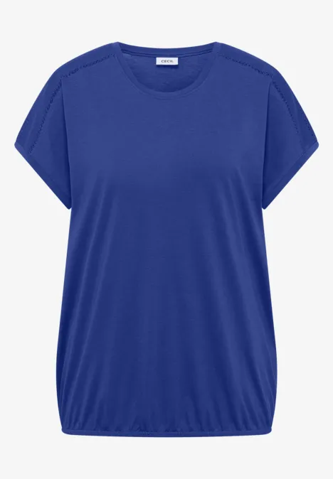 Schlichtes blaues T-Shirt mit kurzem Arm und weitem Rundhalsausschnitt.