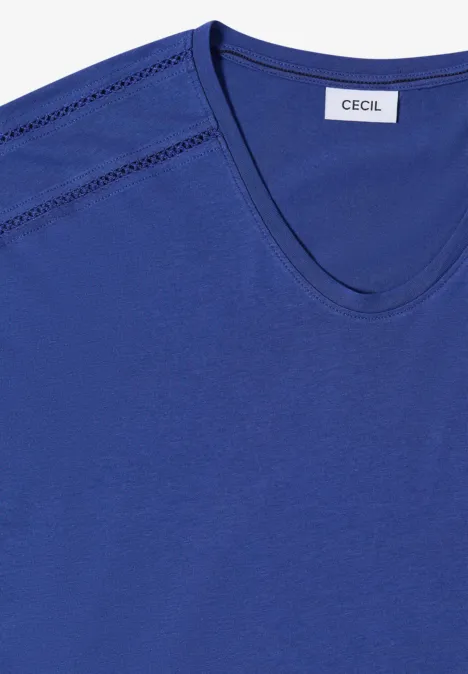 Blaues T-Shirt mit V-Ausschnitt und Label 'CECIL'.