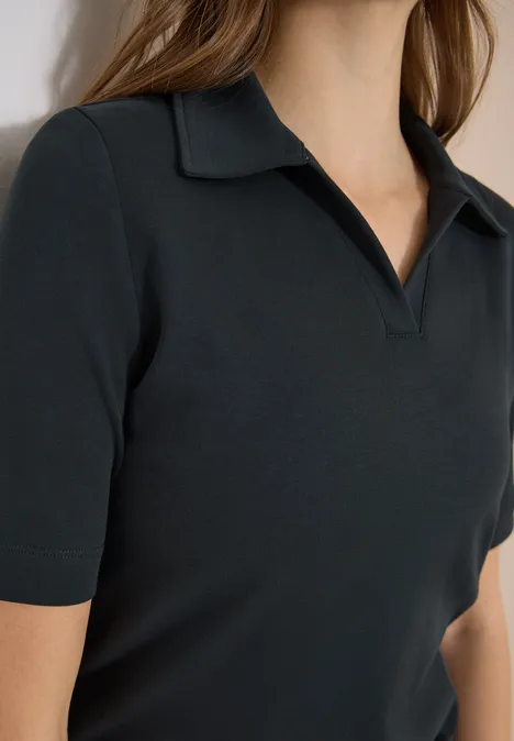 Zwart poloshirt met korte mouwen, kraag en V-hals op de torso.