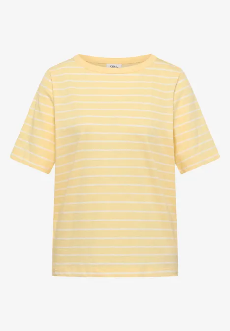 Geel T-shirt met witte horizontale strepen, ronde hals en korte mouwen.