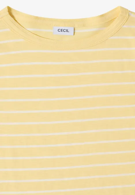 Geel T-shirt met witte horizontale strepen en ronde hals.