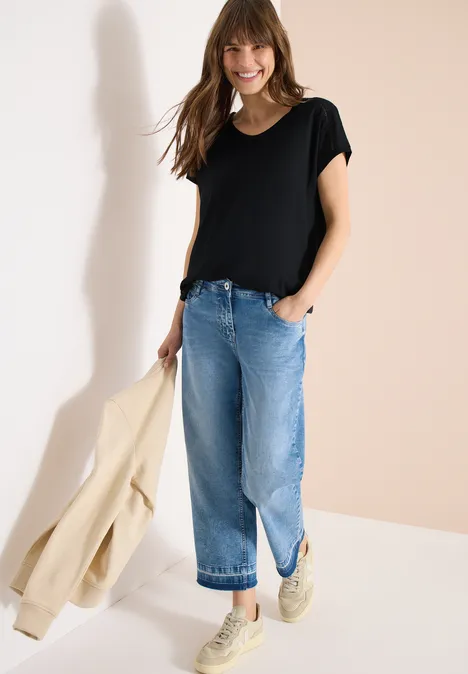 T-Shirt mit V-Neck und Spitzendetail Black