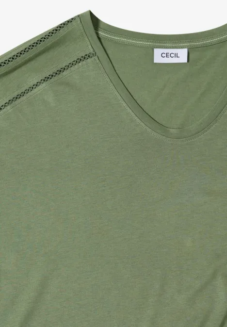 Olivgrünes T-Shirt mit V-Ausschnitt, dekorativer Schulternaht und 'CECIL' Label am Nacken.