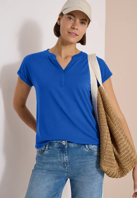 Kurzarm Shirt im Tunika-Look surf blue Person in blauem T-Shirt und Jeans trägt große Strohtasche über der Schulter.